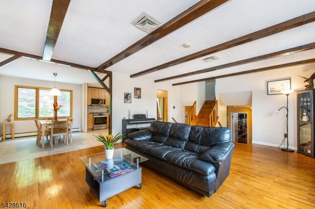 24 Molinari Dr, Wanaque Boro, NJ 07465
