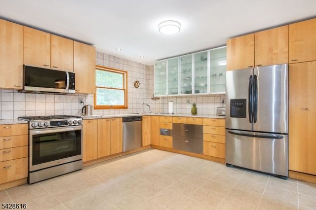 24 Molinari Dr, Wanaque Boro, NJ 07465
