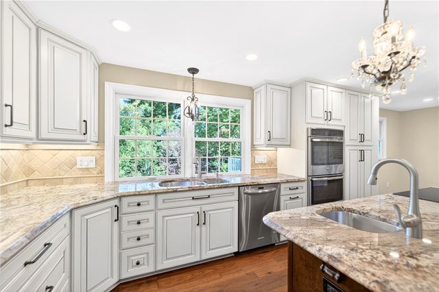 2545 Matterhorn Dr, Franklin Park, PA 15090