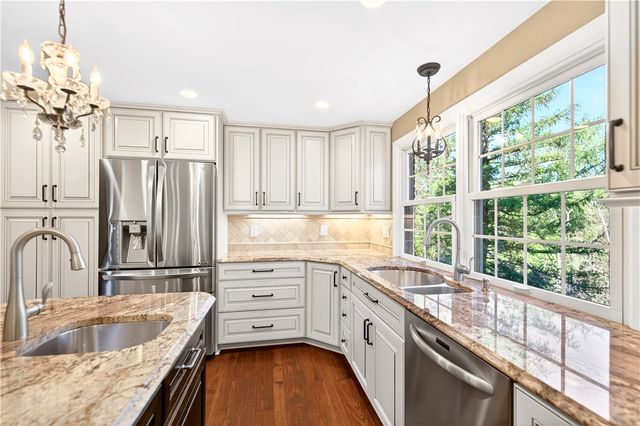 2545 Matterhorn Dr, Franklin Park, PA 15090