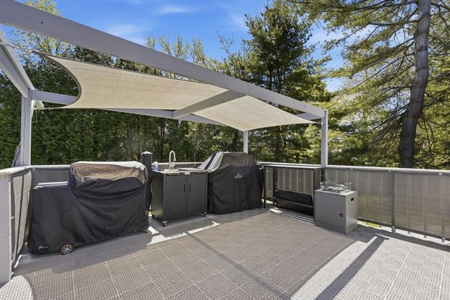 983 Shoemaker Ln, Agawam, MA 01030