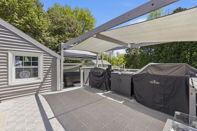 983 Shoemaker Ln, Agawam, MA 01030