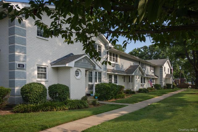 23 Weaver Drive 03-8A, Massapequa, NY 11758