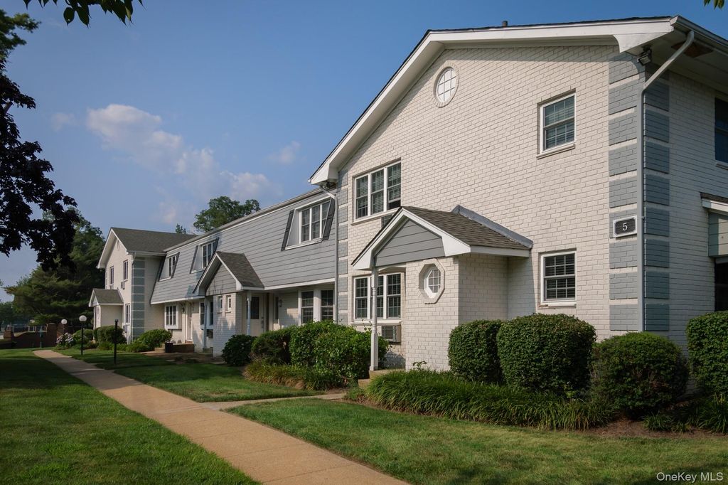 23 Weaver Drive 03-8A, Massapequa, NY 11758