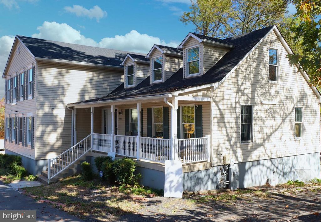 Image 2 of property listing at 9216 CRANDALL RD, Lanham, MD 20706
