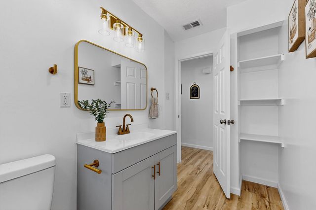 1820 Lester Drive NE, Albuquerque, NM 87112