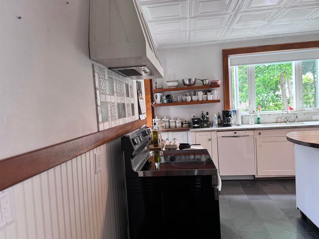 20 Highland Avenue, Claremont, NH 03743