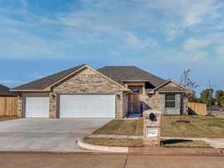1923 W Flintlock Way, Mustang, OK 73064