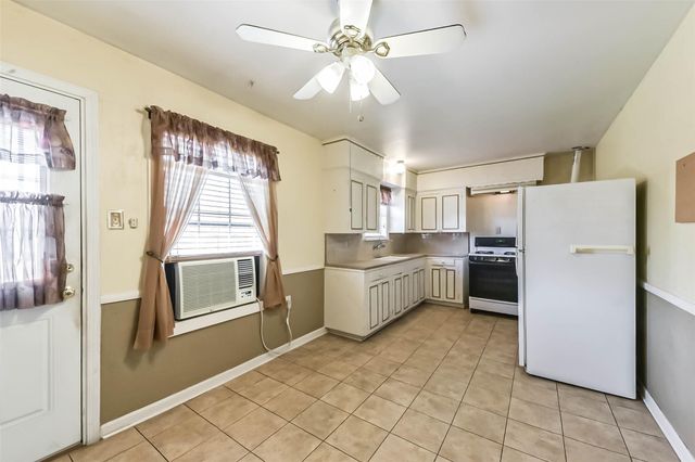 221 N Hagerman Street, Houston, TX 77011