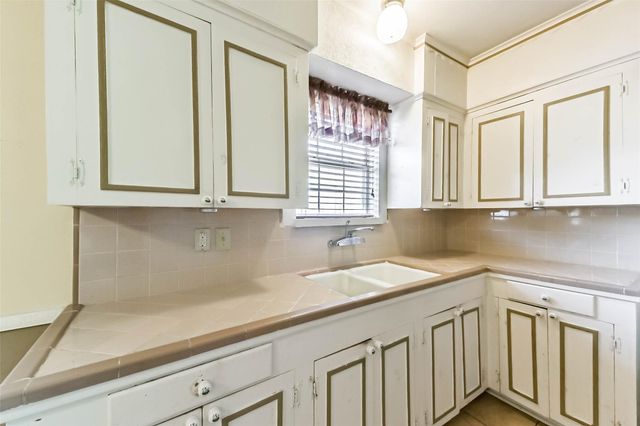 221 N Hagerman Street, Houston, TX 77011