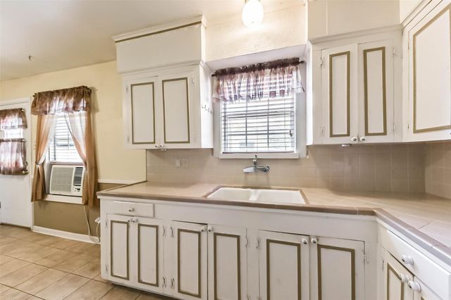 221 N Hagerman Street, Houston, TX 77011