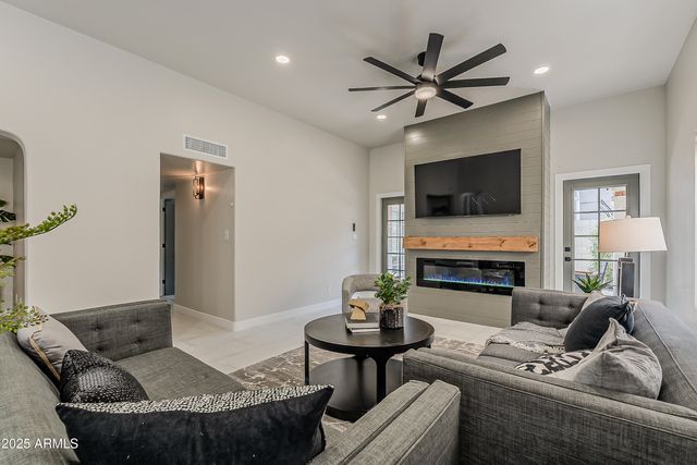 2043 W NOPAL Avenue, Mesa, AZ 85202