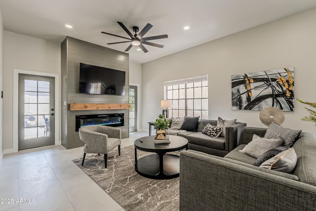2043 W NOPAL Avenue, Mesa, AZ 85202