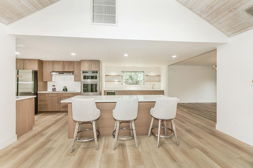 Image 15 of property listing at 3729 W Fir Avenue, Fresno, CA 93711