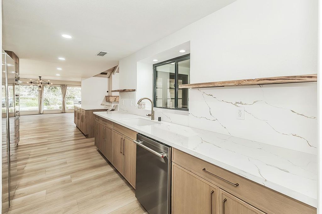 Image 22 of property listing at 3729 W Fir Avenue, Fresno, CA 93711