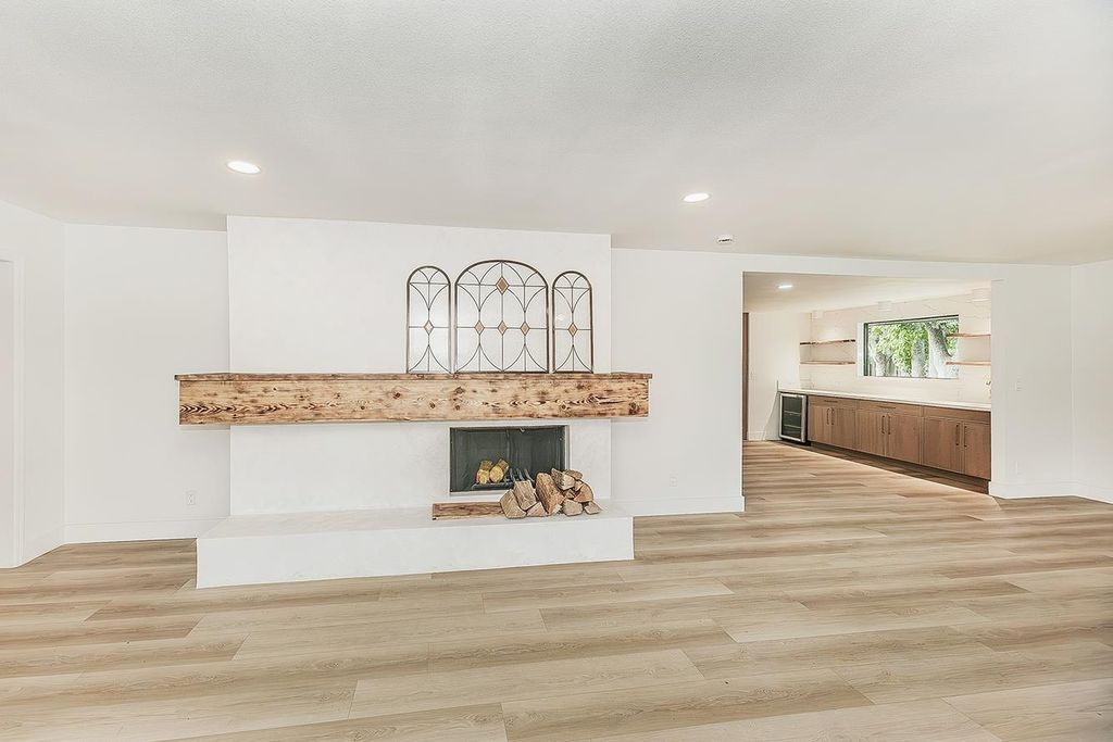 Image 5 of property listing at 3729 W Fir Avenue, Fresno, CA 93711