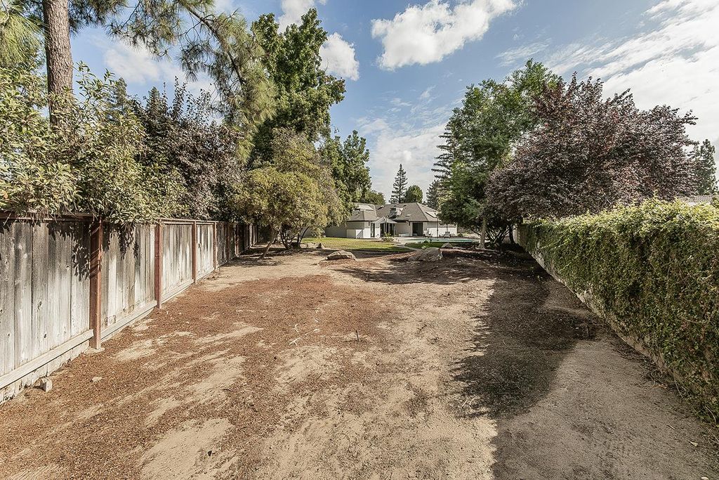 Image 54 of property listing at 3729 W Fir Avenue, Fresno, CA 93711