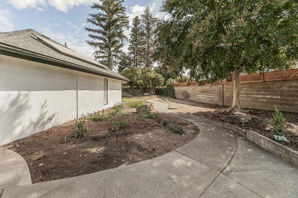 Image 56 of property listing at 3729 W Fir Avenue, Fresno, CA 93711