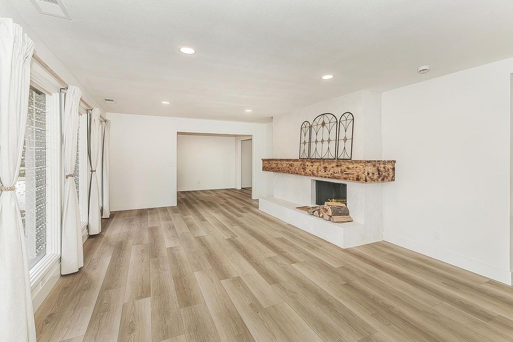 Image 6 of property listing at 3729 W Fir Avenue, Fresno, CA 93711