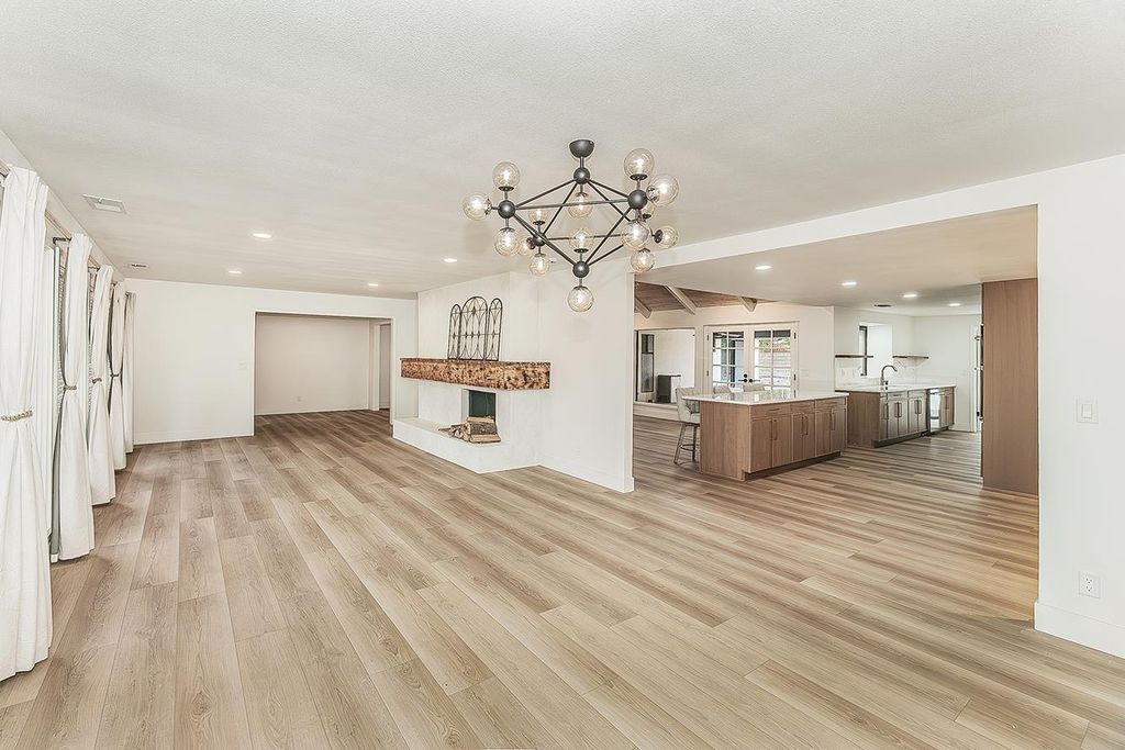 Image 8 of property listing at 3729 W Fir Avenue, Fresno, CA 93711