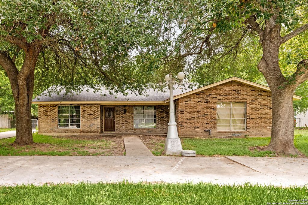 2306 El Rhea, Seguin, TX 78155