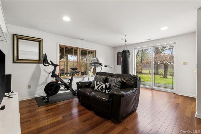 14 Edgemont Circle, Scarsdale, NY 10583