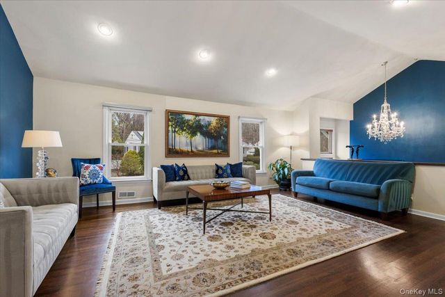 14 Edgemont Circle, Scarsdale, NY 10583