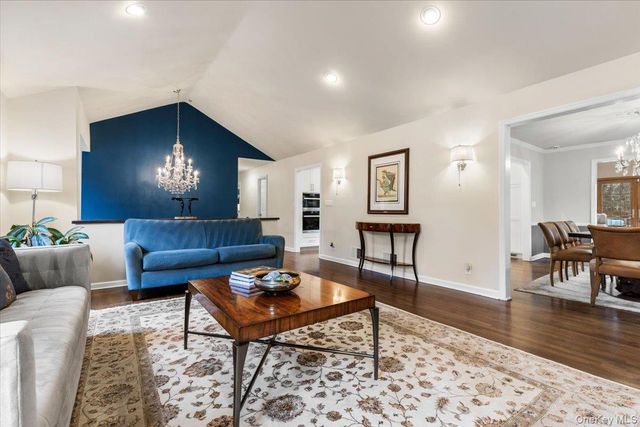 14 Edgemont Circle, Scarsdale, NY 10583