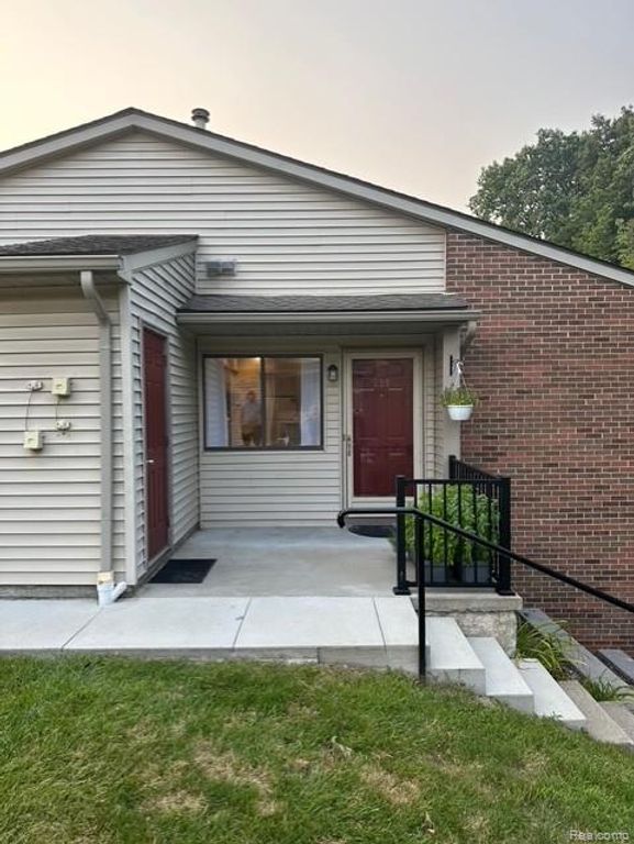 390 S Spring Brooke Drive 390, Brighton, MI 48116