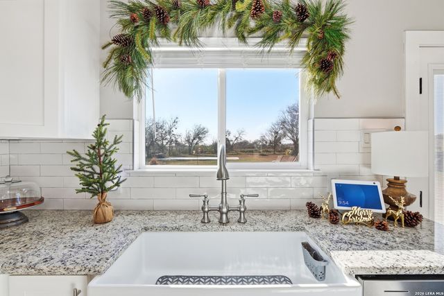 280 County Road 322, La Vernia, TX 78121