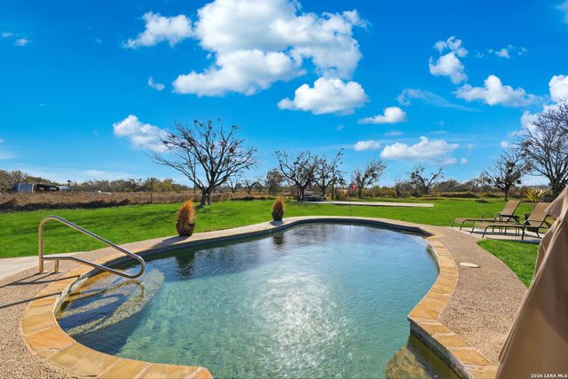 280 County Road 322, La Vernia, TX 78121