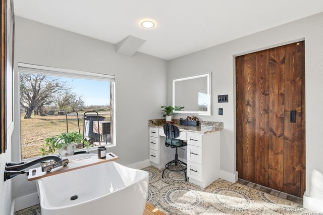 280 County Road 322, La Vernia, TX 78121