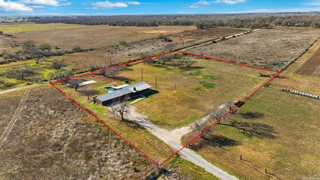 280 County Road 322, La Vernia, TX 78121