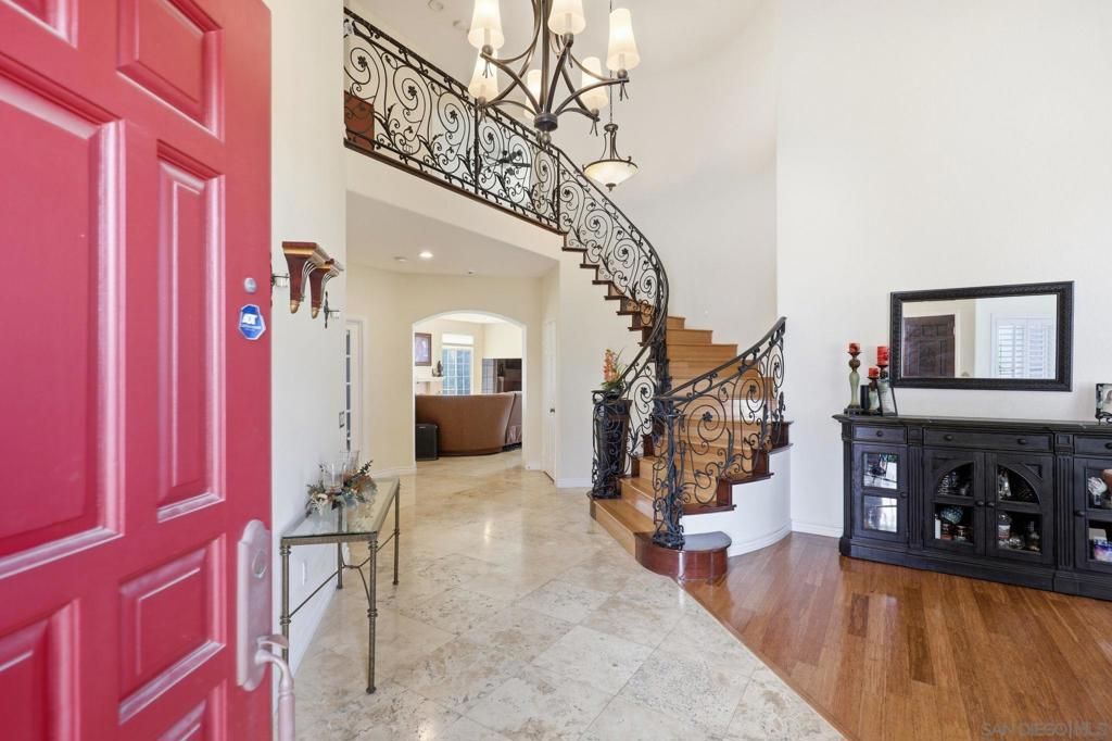 Image 6 of property listing at 454 Acero Pl, Chula Vista, CA 91910