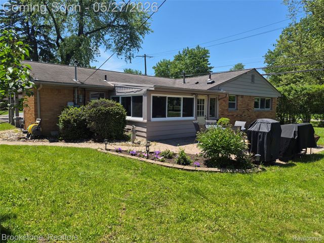 2664 Penna Drive, West Bloomfield Charter Township, MI 48324