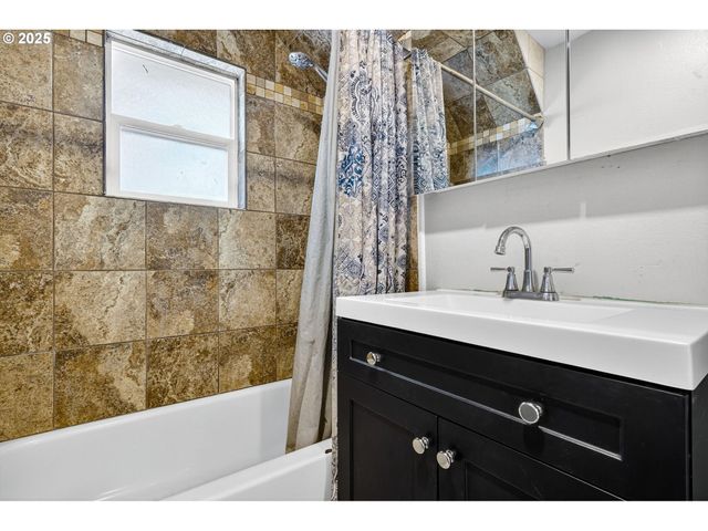 10801 Se MYRTLE St, Milwaukie, OR 97222