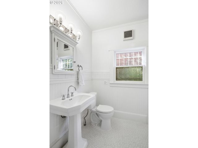 4036 Ne SENATE St, Portland, OR 97232