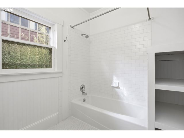 4036 Ne SENATE St, Portland, OR 97232