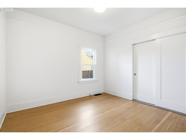 4036 Ne SENATE St, Portland, OR 97232