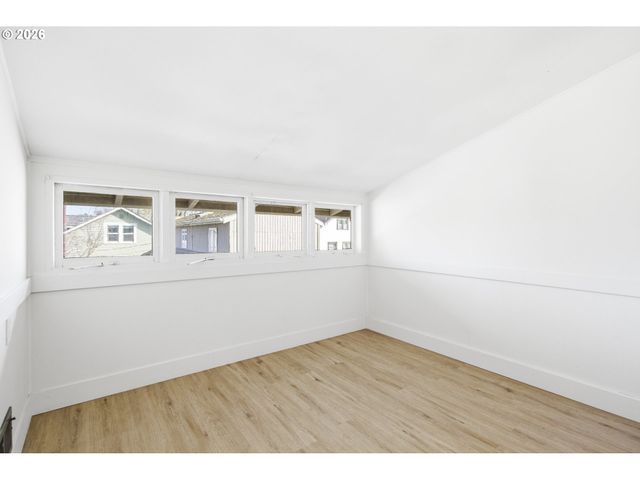 4036 Ne SENATE St, Portland, OR 97232