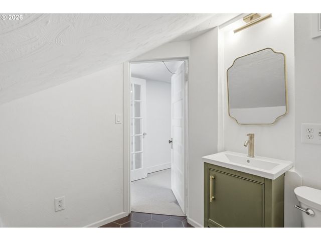 4036 Ne SENATE St, Portland, OR 97232