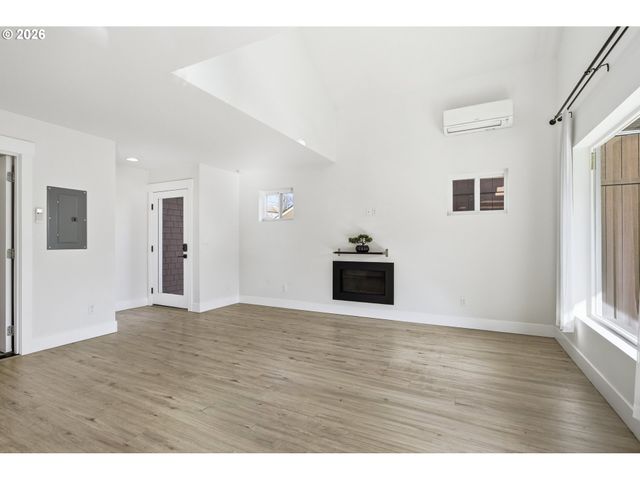 4036 Ne SENATE St, Portland, OR 97232