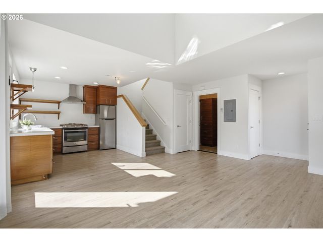 4036 Ne SENATE St, Portland, OR 97232