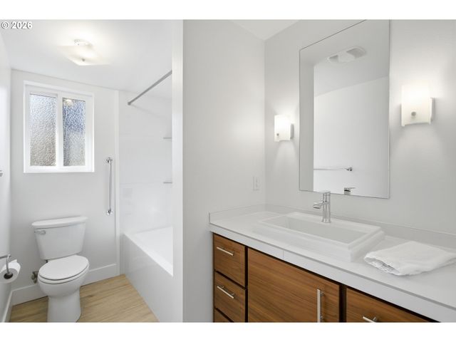 4036 Ne SENATE St, Portland, OR 97232