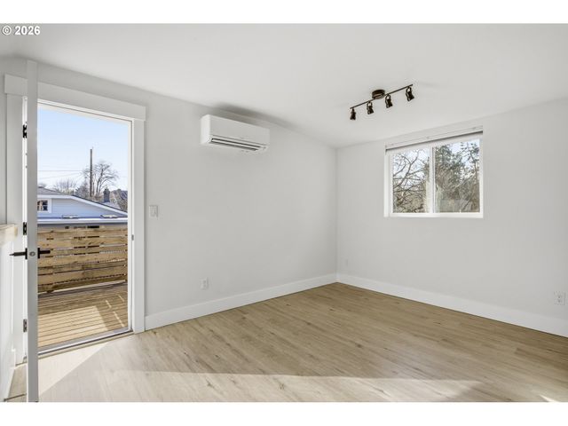 4036 Ne SENATE St, Portland, OR 97232