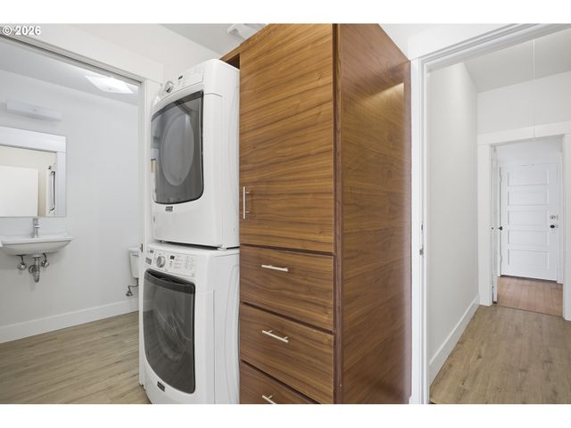 4036 Ne SENATE St, Portland, OR 97232