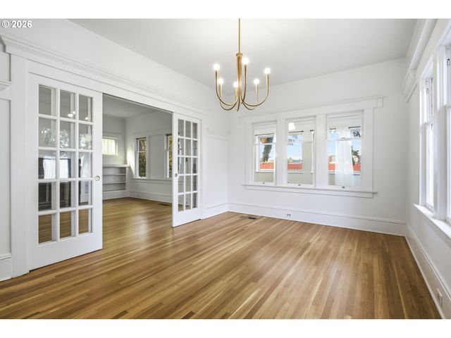 4036 Ne SENATE St, Portland, OR 97232