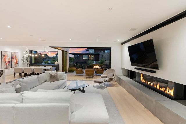 216 Ocean St., Solana Beach, CA 92075