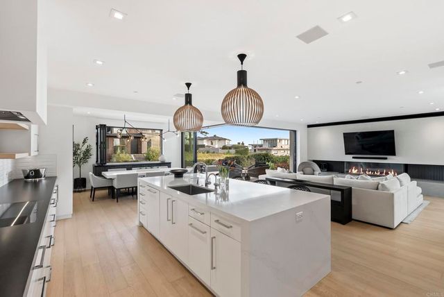 216 Ocean St., Solana Beach, CA 92075