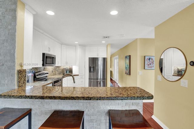 2091 Island Cir, Weston, FL 33326